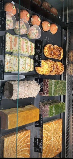 avec une tasse en dessous, prête à servir du café fraîchement préparé.